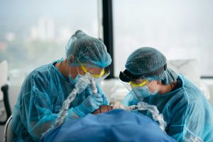 Equipa médica a realizar transplante capilar