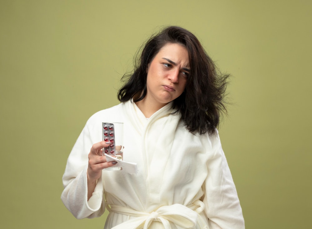 Mulher preocupada com a saúde capilar enquanto segura uma escova de cabelo.