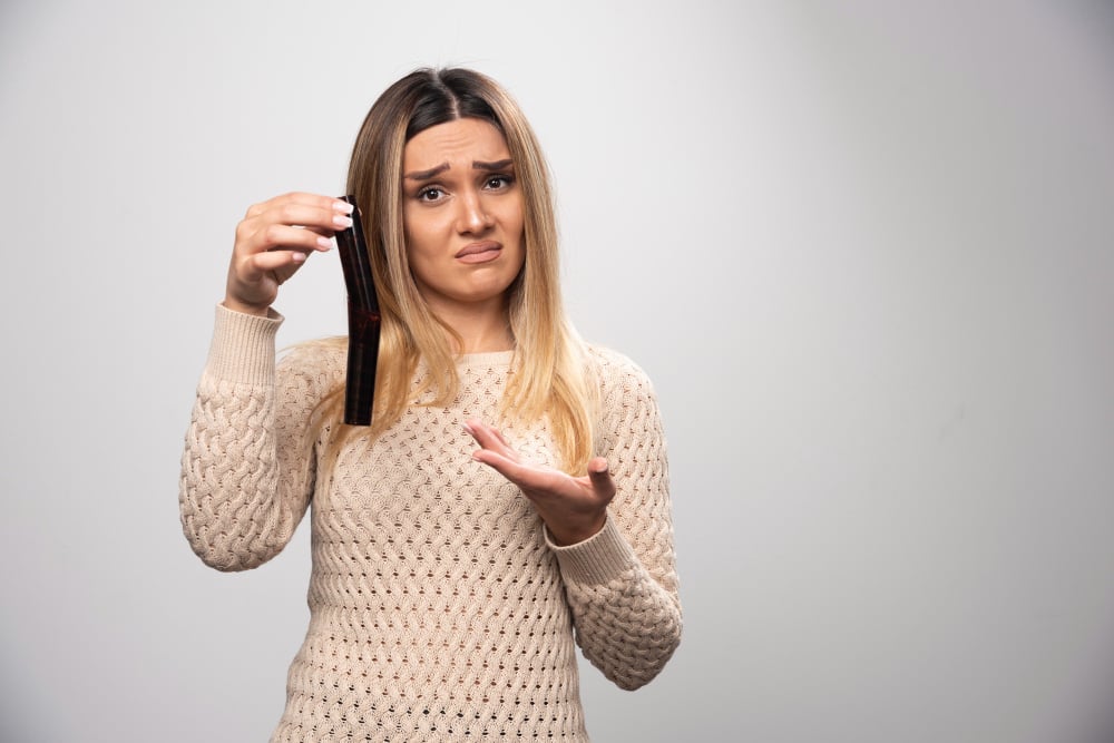 Mulher a avaliar os resultados de um tratamento para a queda de cabelo.