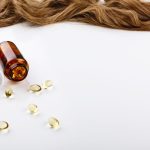 Vitaminas para queda de cabelo em cápsulas ao lado de cabelo saudável