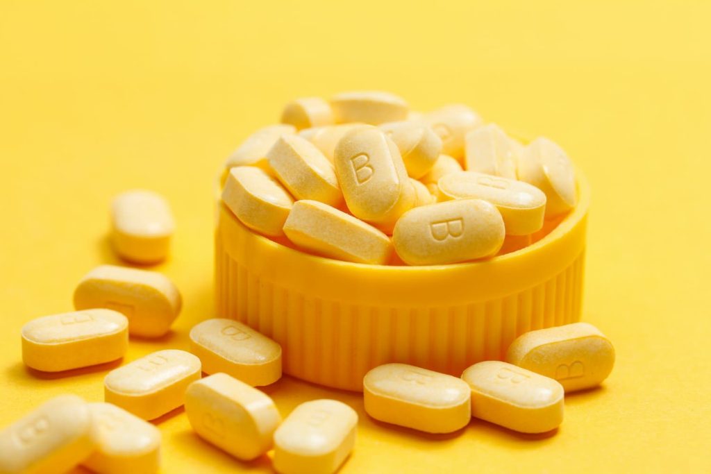 Comprimidos de vitaminas do complexo B para fortalecimento do cabelo