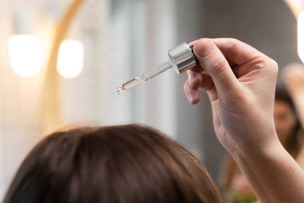 Aplicação de ampola para queda de cabelo no couro cabeludo